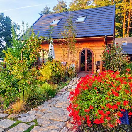 Woodorf Drewnem Uslane - Domki Z Bala Nad Rzeka Slupia Wsrod Pol I Lasow Z Chata Grillowa, Ogniskiem I Placami Zabaw Dla Dzieci Ustka Exterior photo