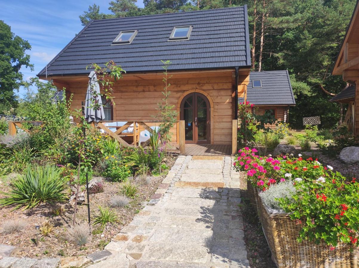 Woodorf Drewnem Uslane - Domki Z Bala Nad Rzeka Slupia Wsrod Pol I Lasow Z Chata Grillowa, Ogniskiem I Placami Zabaw Dla Dzieci Ustka Exterior photo