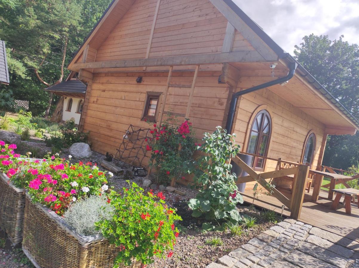 Woodorf Drewnem Uslane - Domki Z Bala Nad Rzeka Slupia Wsrod Pol I Lasow Z Chata Grillowa, Ogniskiem I Placami Zabaw Dla Dzieci Ustka Exterior photo